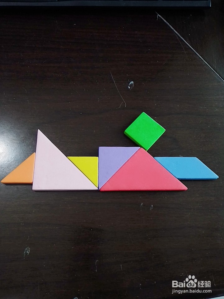 怎样用七巧板一个做仰泳示范动作的教练