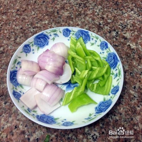 青椒洋葱炒腊肠的做法