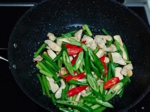 鸡胸肉炒蒜苔