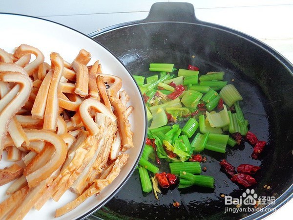 芹菜炒牛肚的做法