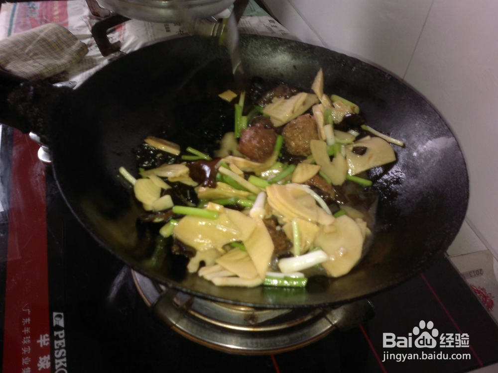 开春应季菜竹笋木耳炒蒜苗的做法