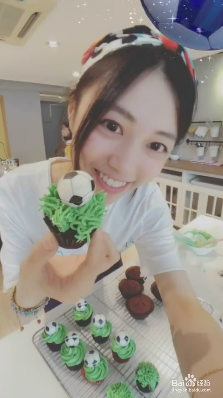 如何制作足球纸杯蛋糕
