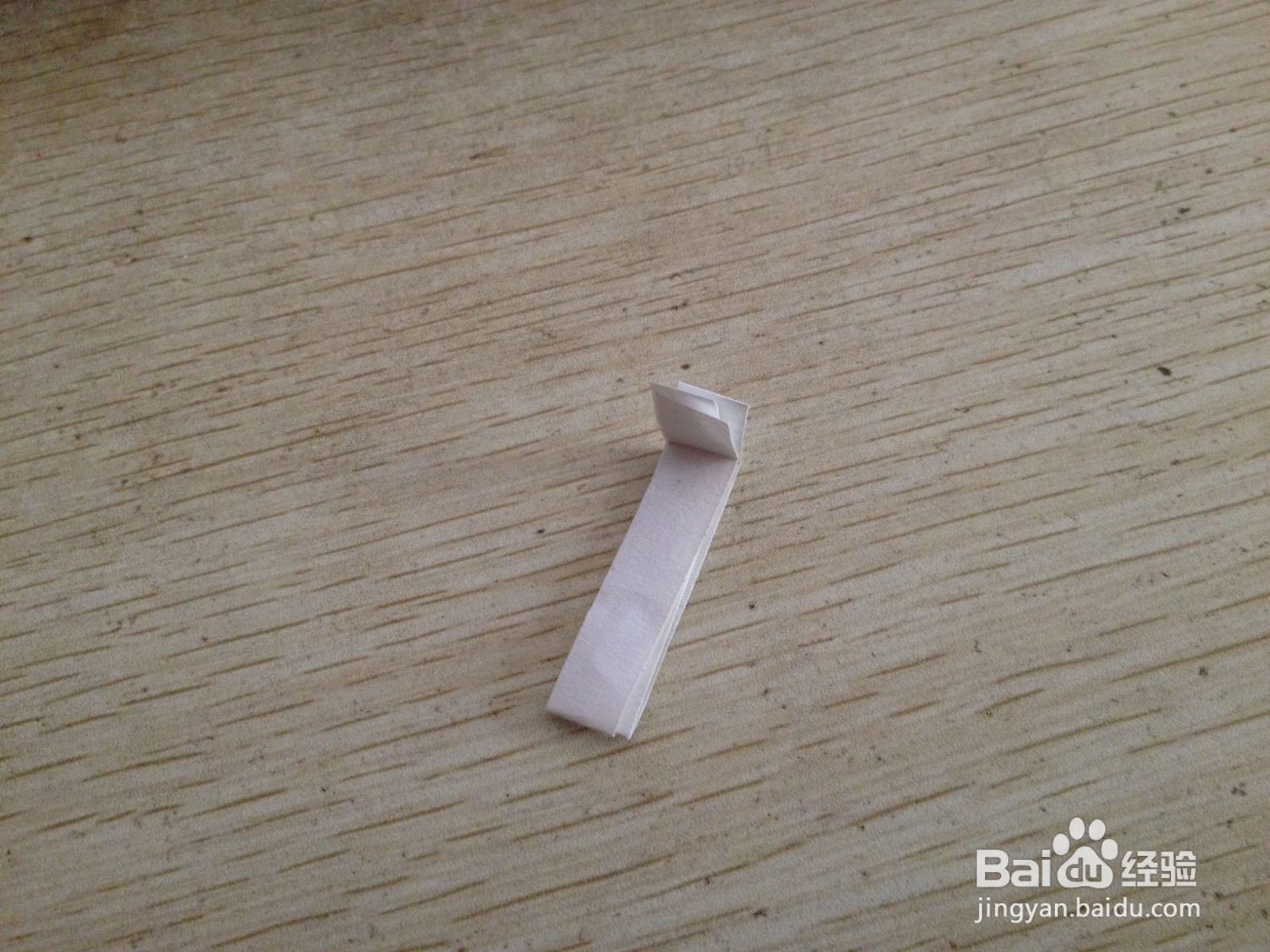 如何用细长的长方形纸条做简易的中性笔的支架