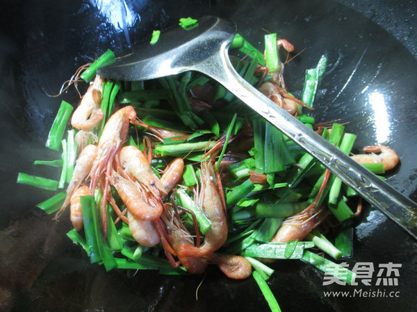 韭菜炒河虾的做法