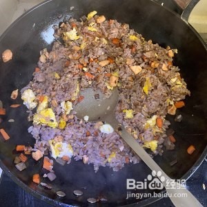 三文鱼炒紫米饭的做法