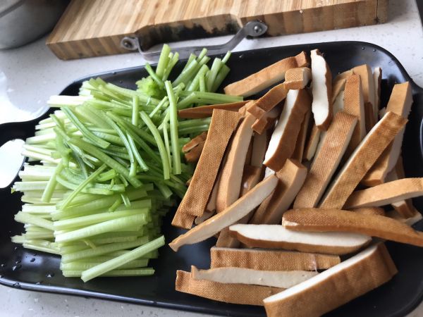 芹菜香干小炒肉