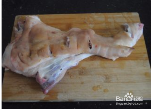 制作莲藕猪蹄汤