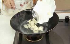 清热解咳：冰糖炖雪梨