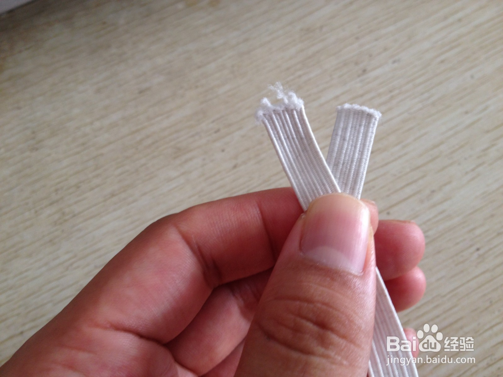 如何用一节松紧带做钢笔的简易支架