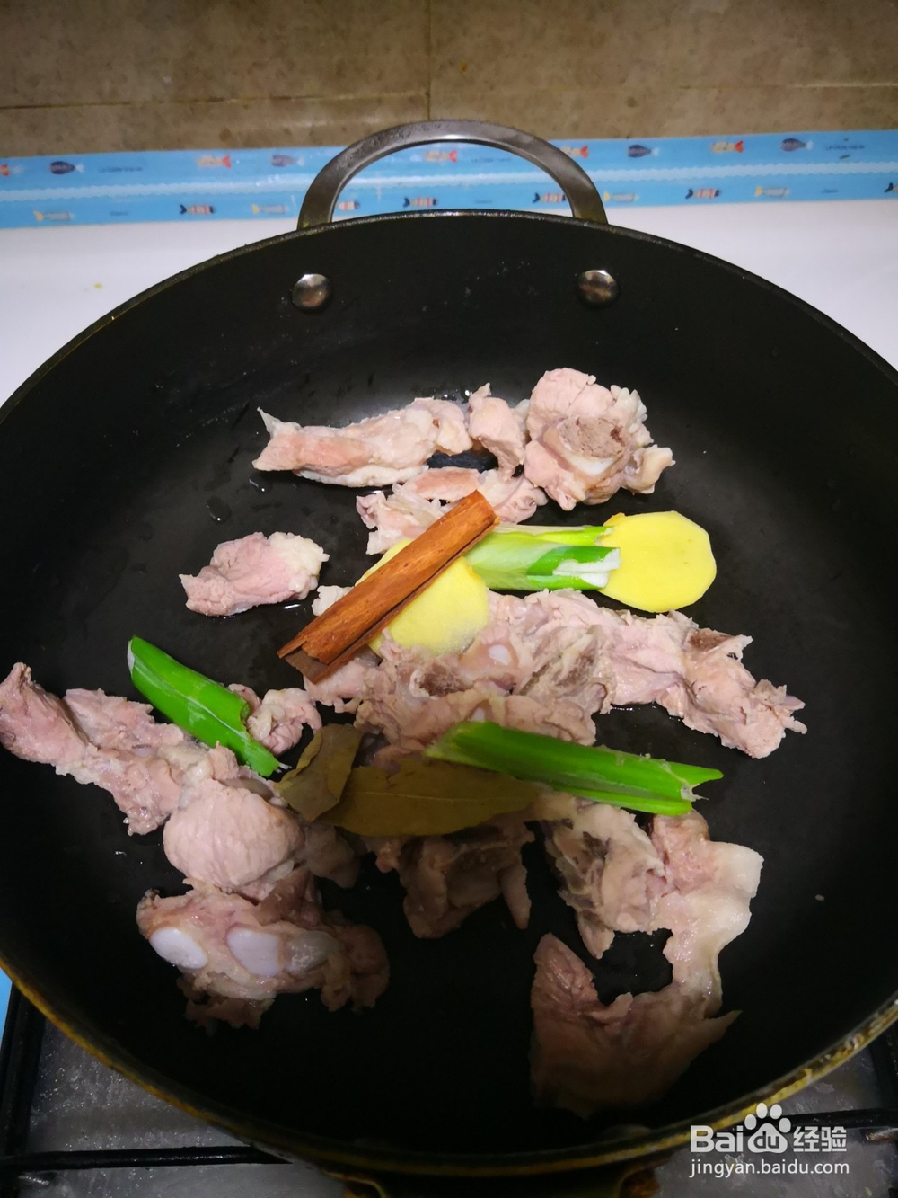 美味脊骨炖酸菜