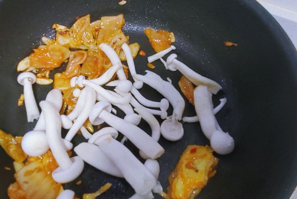 泡菜菌菇豆腐锅