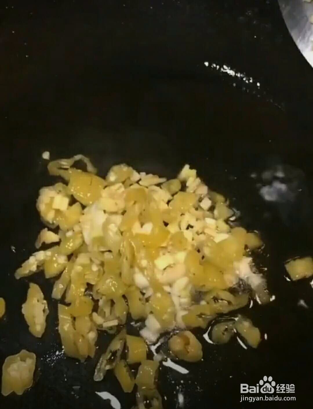 麻辣肥肠猪血做法