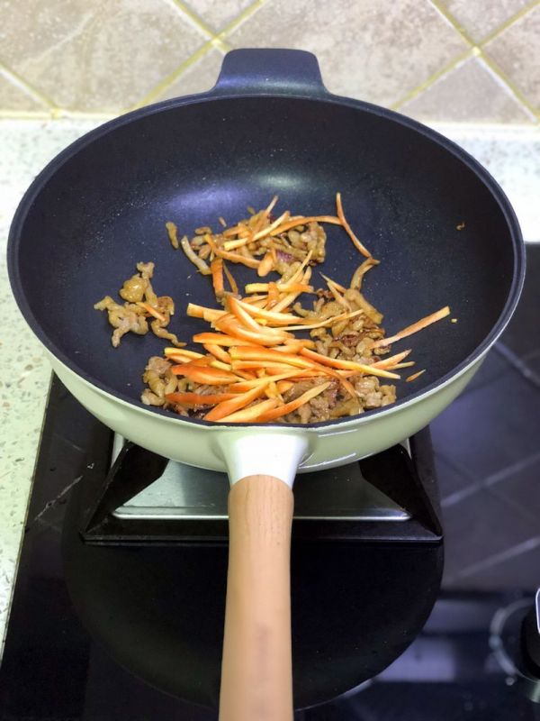 芹菜肉丝盖浇米线
