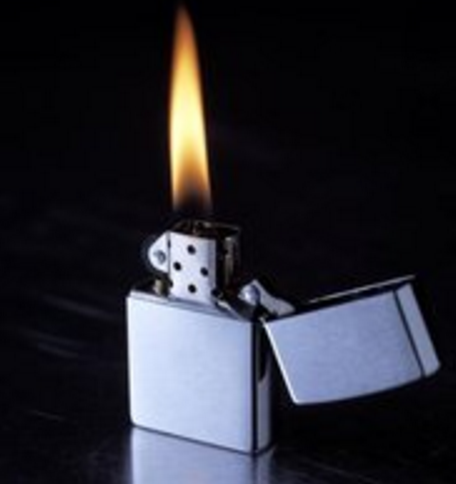 ZIPPO打火机怎么让火在手上燃烧。