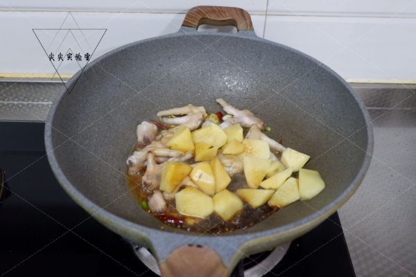 香辣鸡爪烧土豆
