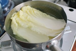 娃娃菜油炸鸡肉步骤