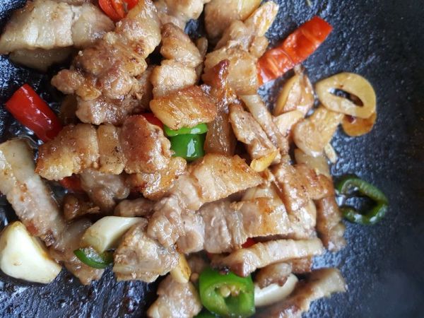 花菜炝炒五花肉