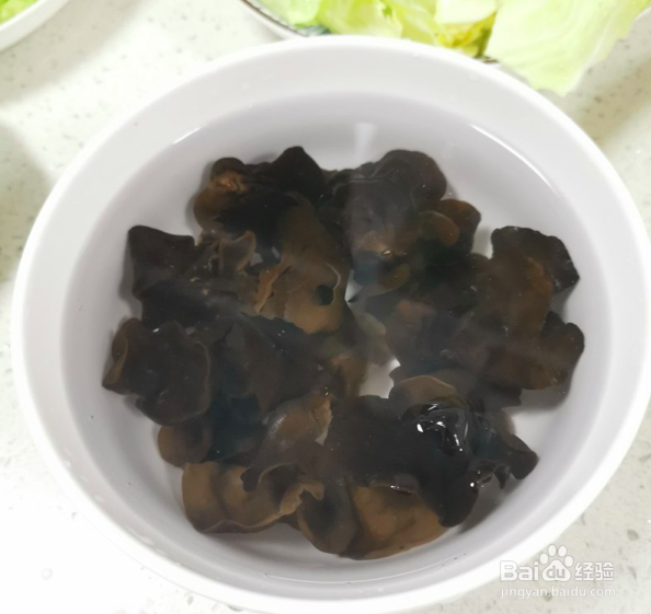 青椒豆角炒木耳的做法
