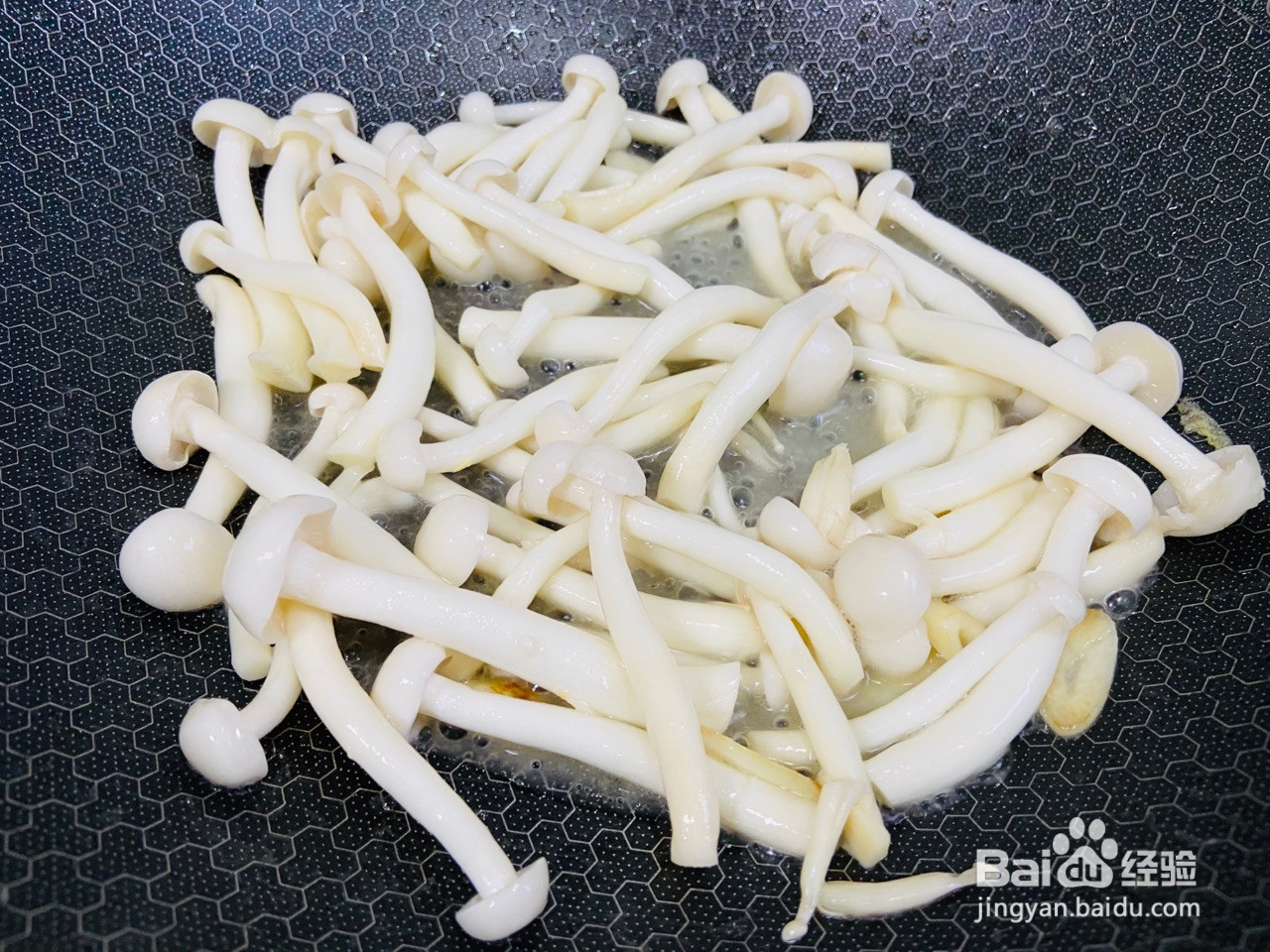 白玉菇炒鸡蛋的做法