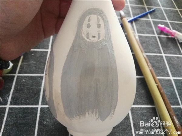 来自动漫中的无脸男卡通彩绘素胚花瓶教程图解