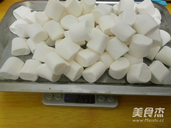 草莓杏仁牛轧糖