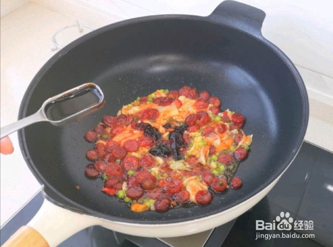 如何做好吃的辣白菜腊肠炒饭