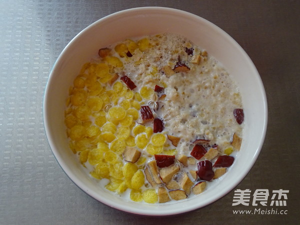微波炉红枣牛奶麦片粥