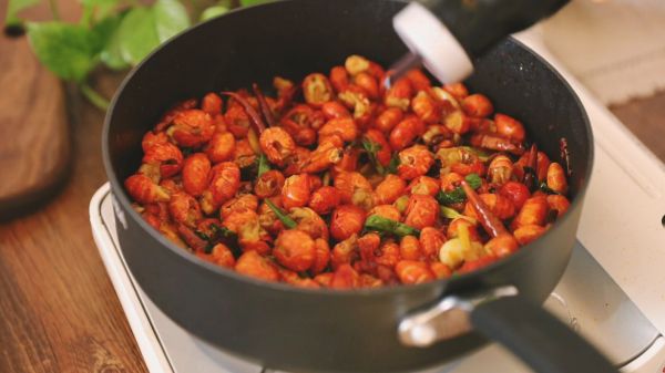 爆炒龙虾尾配啤酒