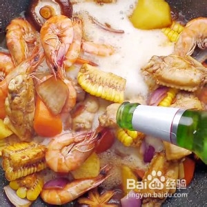 如何制作咸香的啤酒鲜虾鸡翅香菇煲?