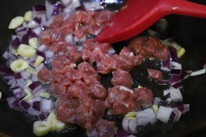 美味嫩爆牛肉粒