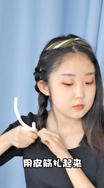 如何编双马尾花苞辫子？