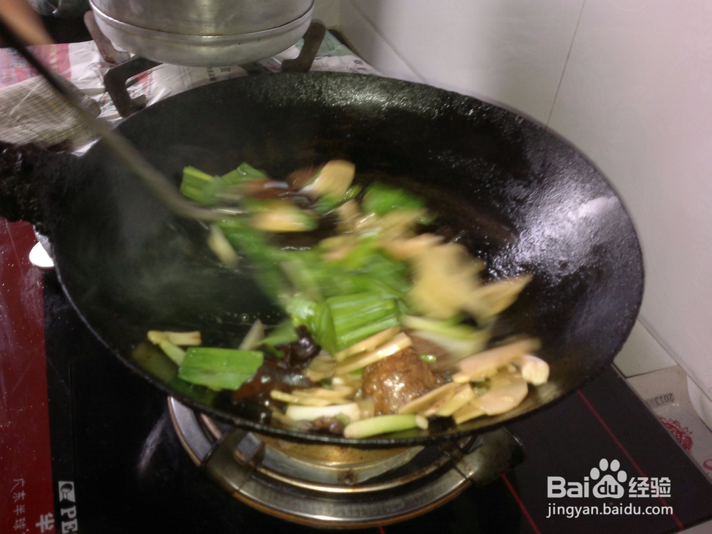 开春应季菜竹笋木耳炒蒜苗的做法