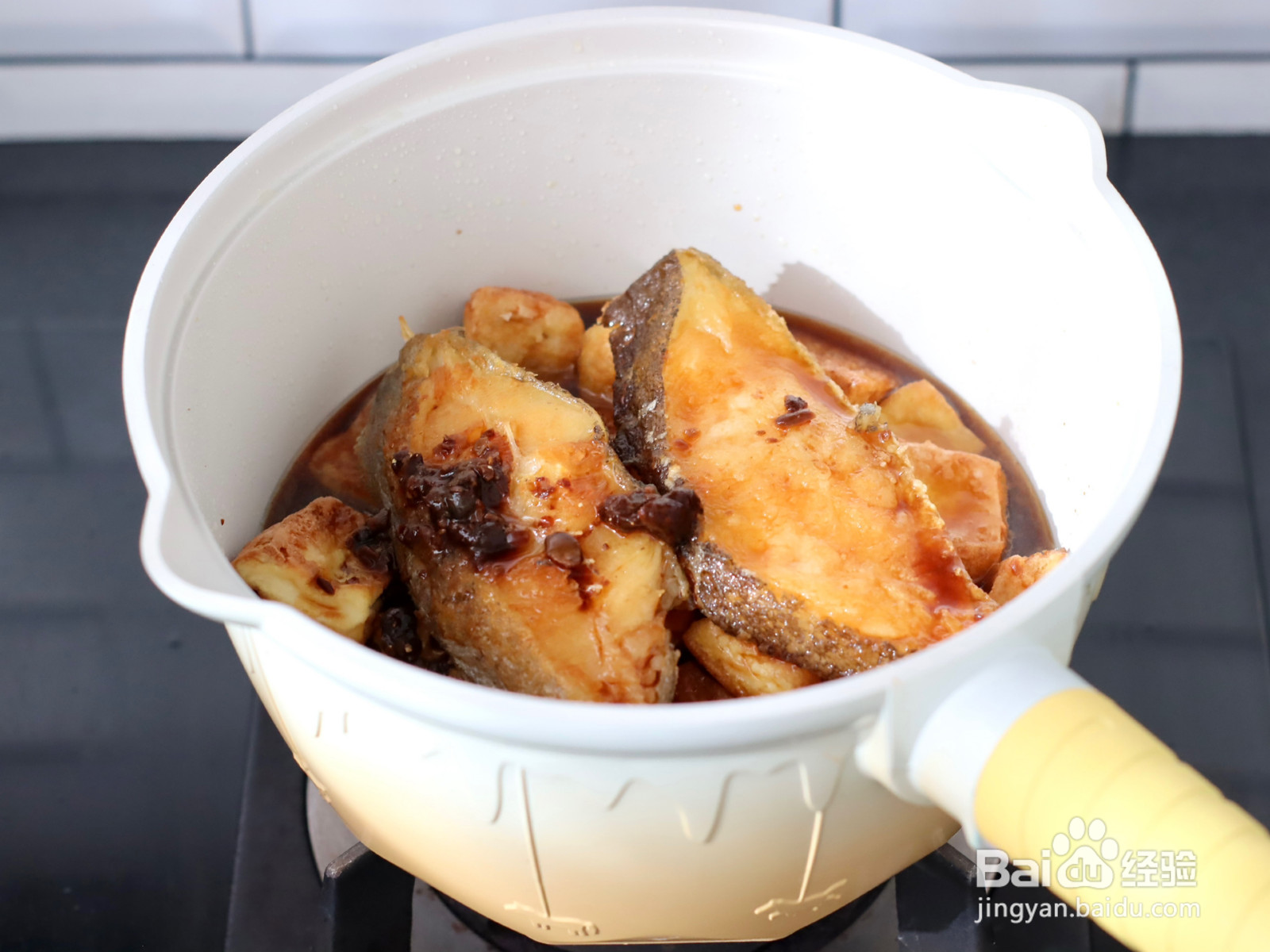 嫩滑鲜香的比目鱼豆腐煲的做法