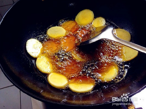 川味土豆干锅鸡翅的做法