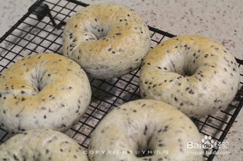 怎么吃都不腻的油黑芝麻贝果