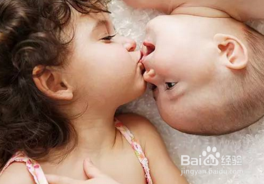 家有两个宝贝，如何调节孩子的关系？