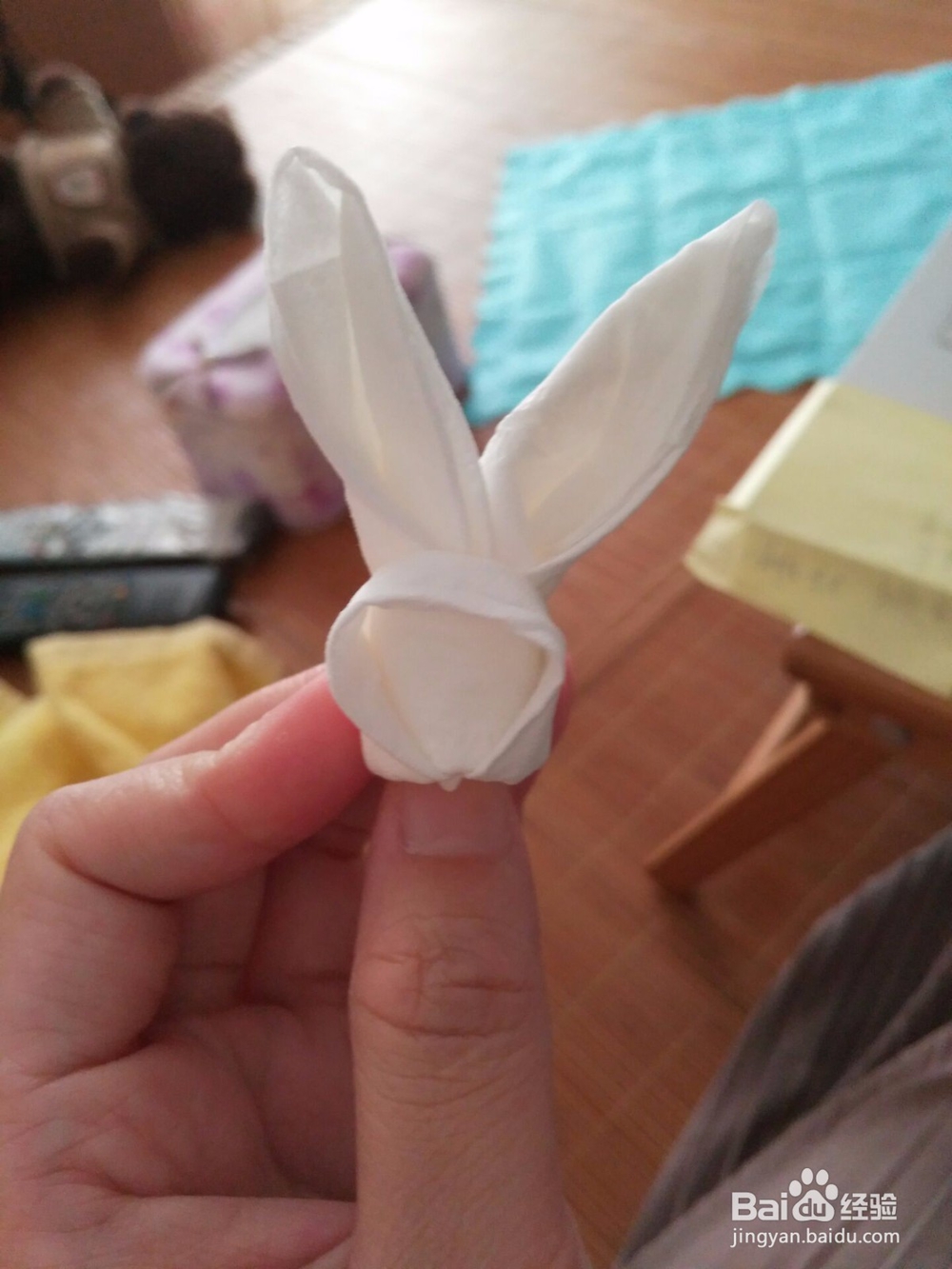 <b>如何用纸巾折叠一只兔子</b>