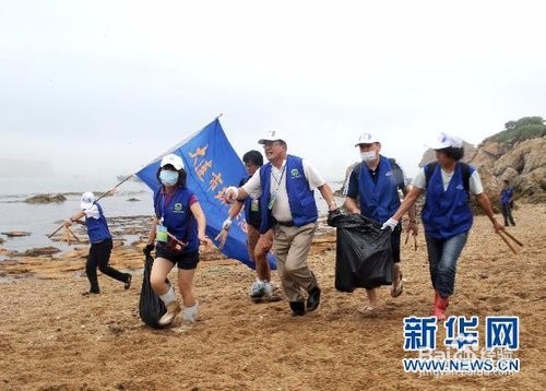 如何清理海滩垃圾