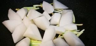 家庭小菜肉汁萝卜
