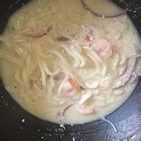烹饪鲜虾奶油乌冬面的步骤