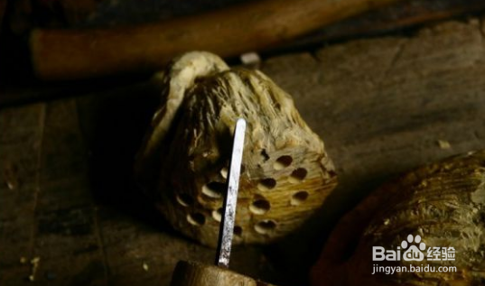 木雕莲蓬子是如何放进去