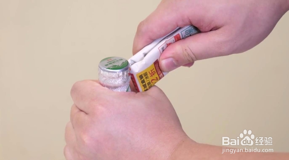 花式酷炫的开瓶盖方法，学会可以用来撩妹哦