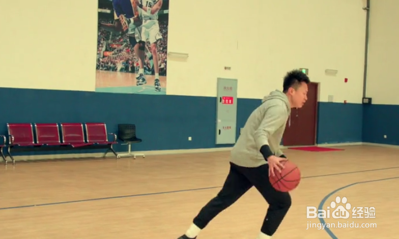 街球手教授的招牌转身过人是如何完成的?