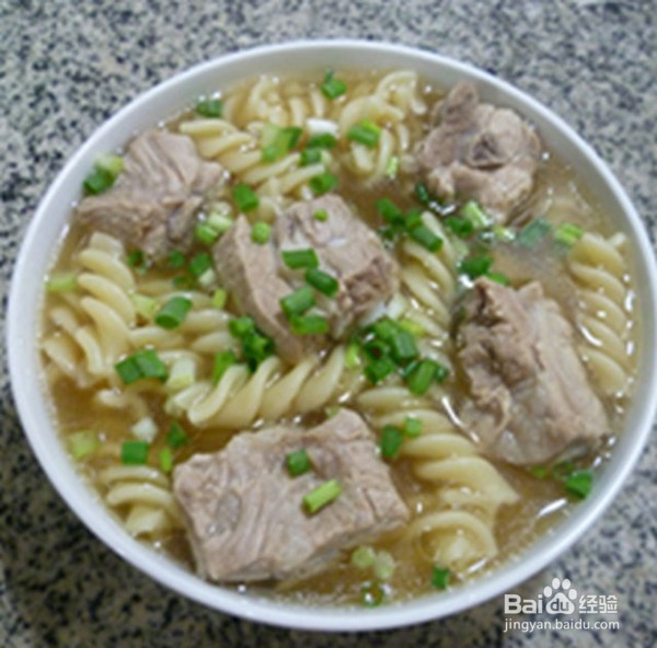 制作美味的排骨螺丝面