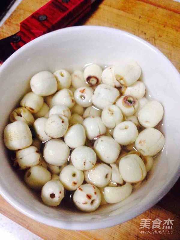 香蕉莲子桂圆红枣枸杞银耳汤