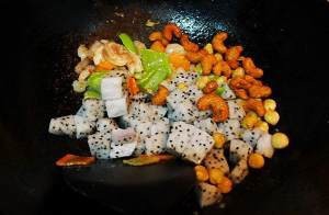 如何做火龙果炒虾仁