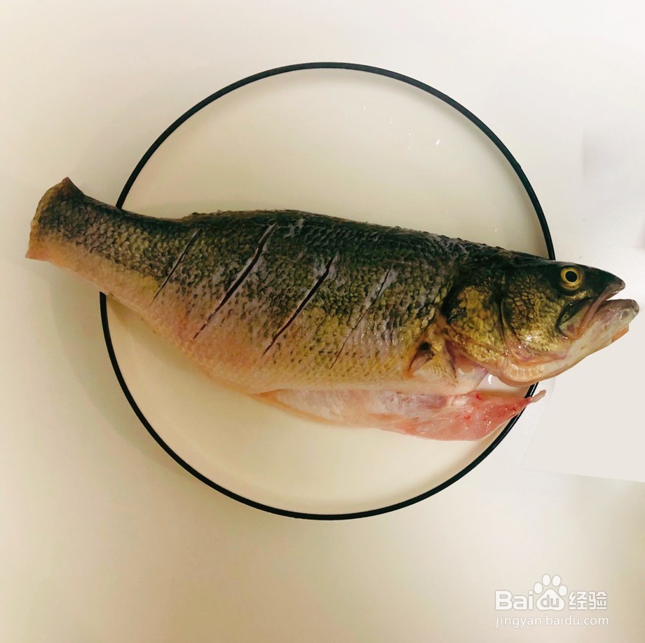 如何制作一份清蒸鲈鱼？