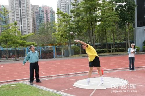 扔铅球的力量练习方法