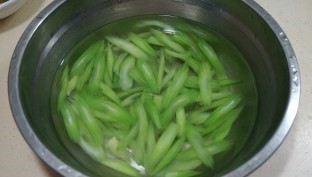 北京风味-香肠炒芹菜