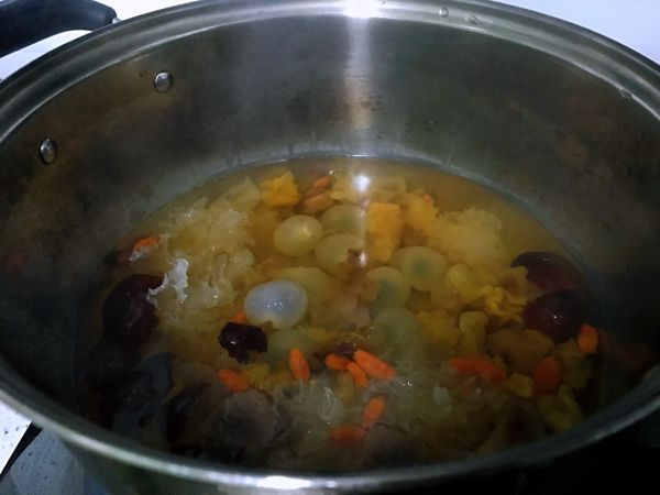 双耳桂圆红枣羹